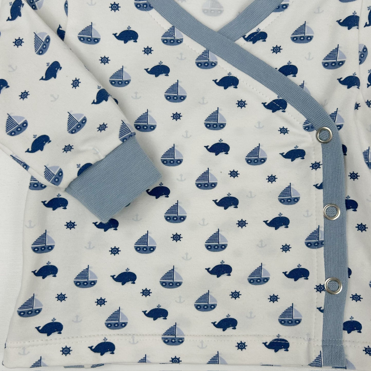 Kleine Seefahrt – Wickelshirt mit maritimem Wal- & Segelboot-Print