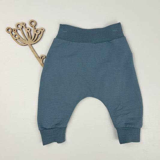 Meeresbrise – Babyhose in sanftem Blau