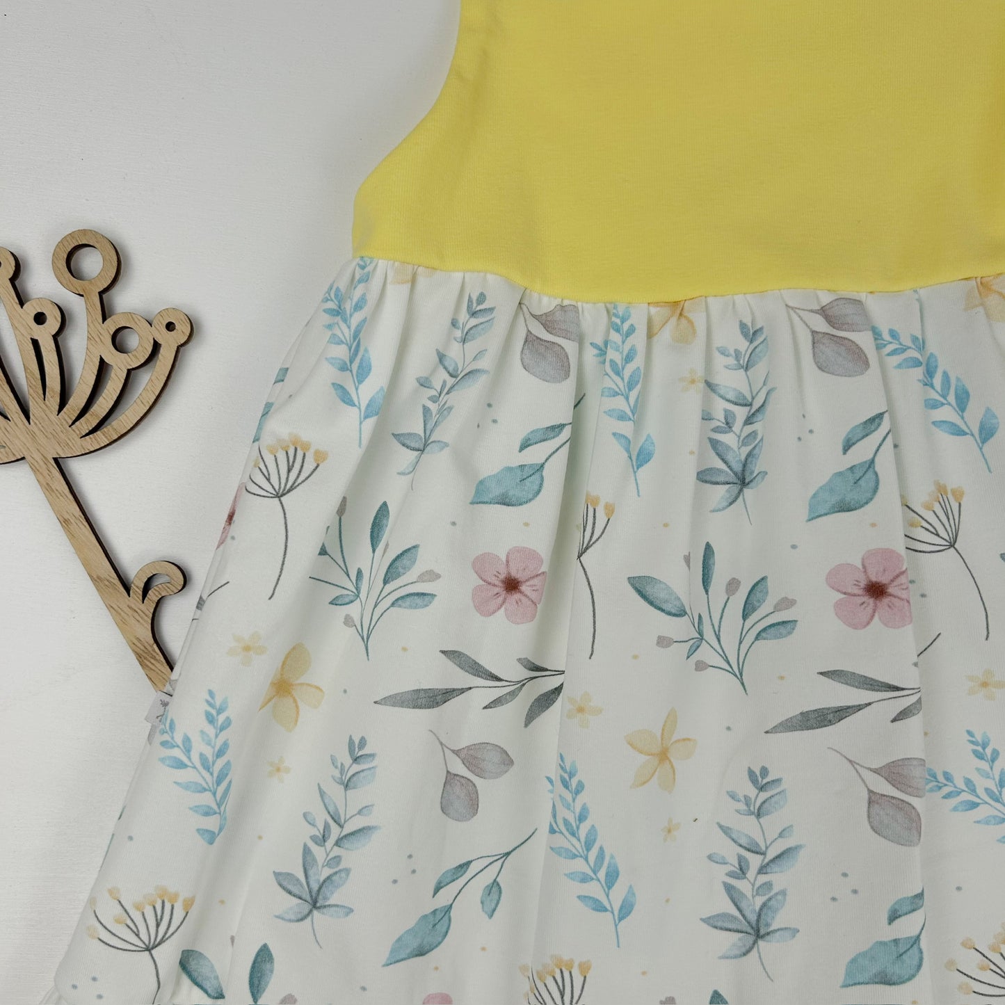 Blütenzauber – Sommerkleid in Sonnengelb