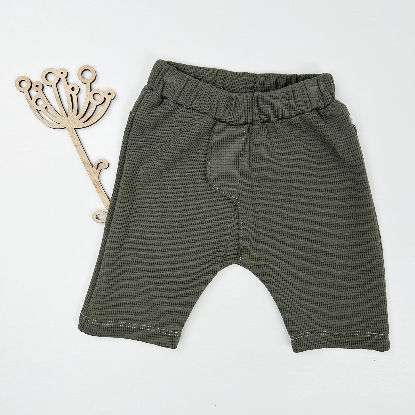 Waldabenteuer – Shorts in natürlichem Olivgrün