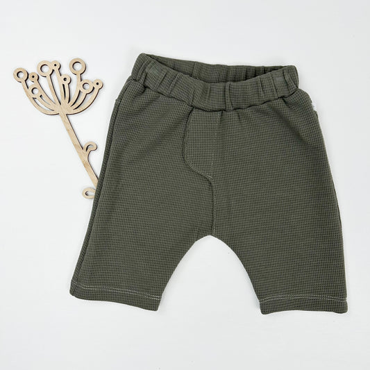 Waldabenteuer – Shorts in natürlichem Olivgrün