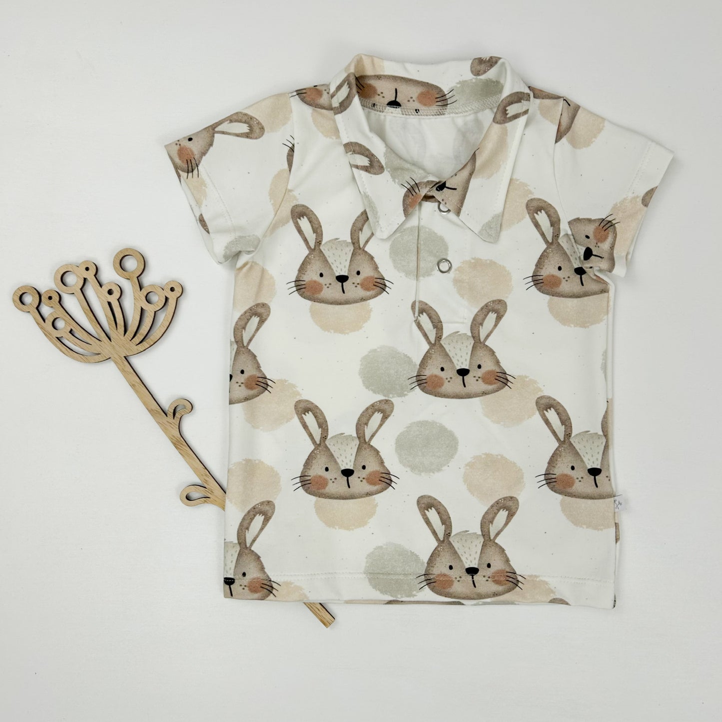 Hoppelhase – Poloshirt mit niedlichem Hasenprint