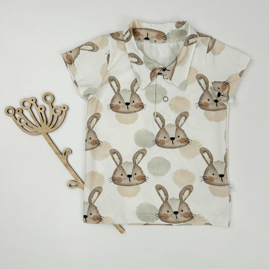 Hoppelhase – Poloshirt mit niedlichem Hasenprint