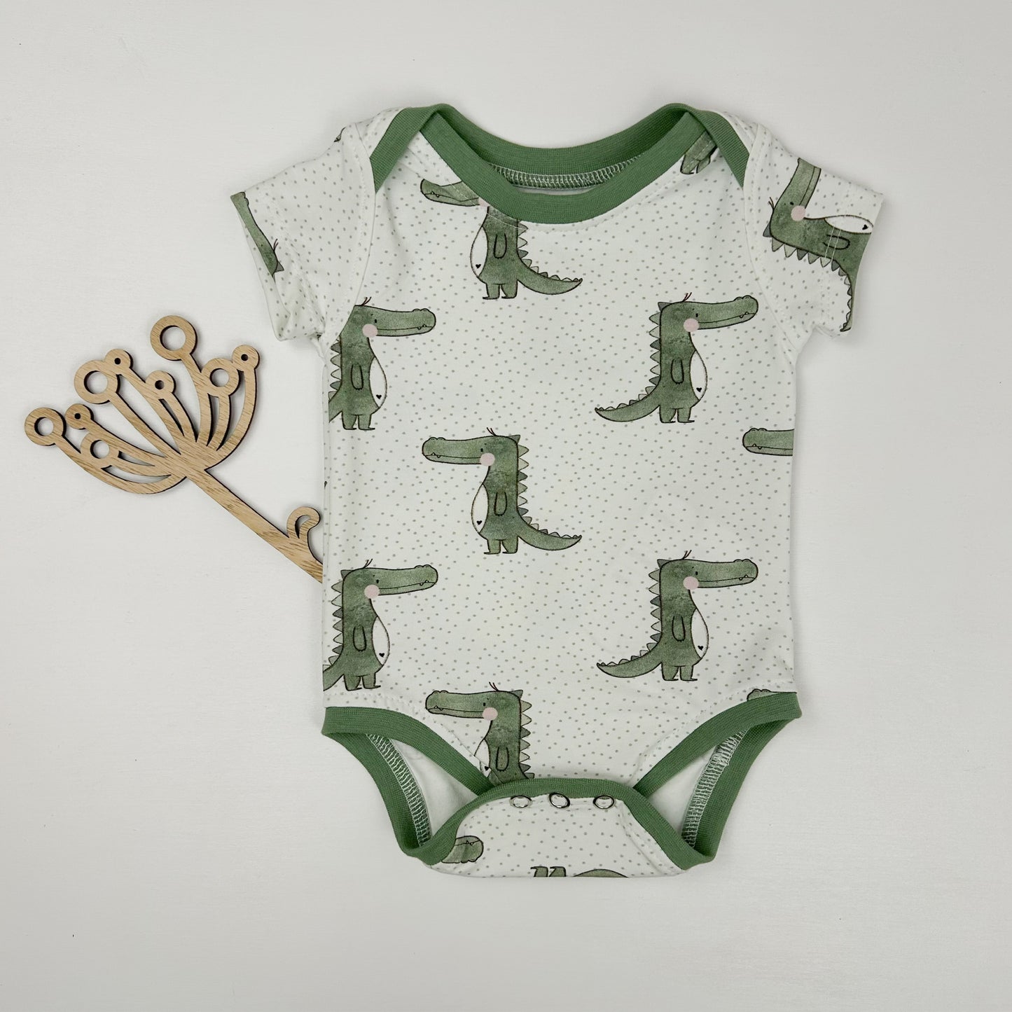 Kleiner Crocofreund – Babybody mit niedlichem Krokodil-Print