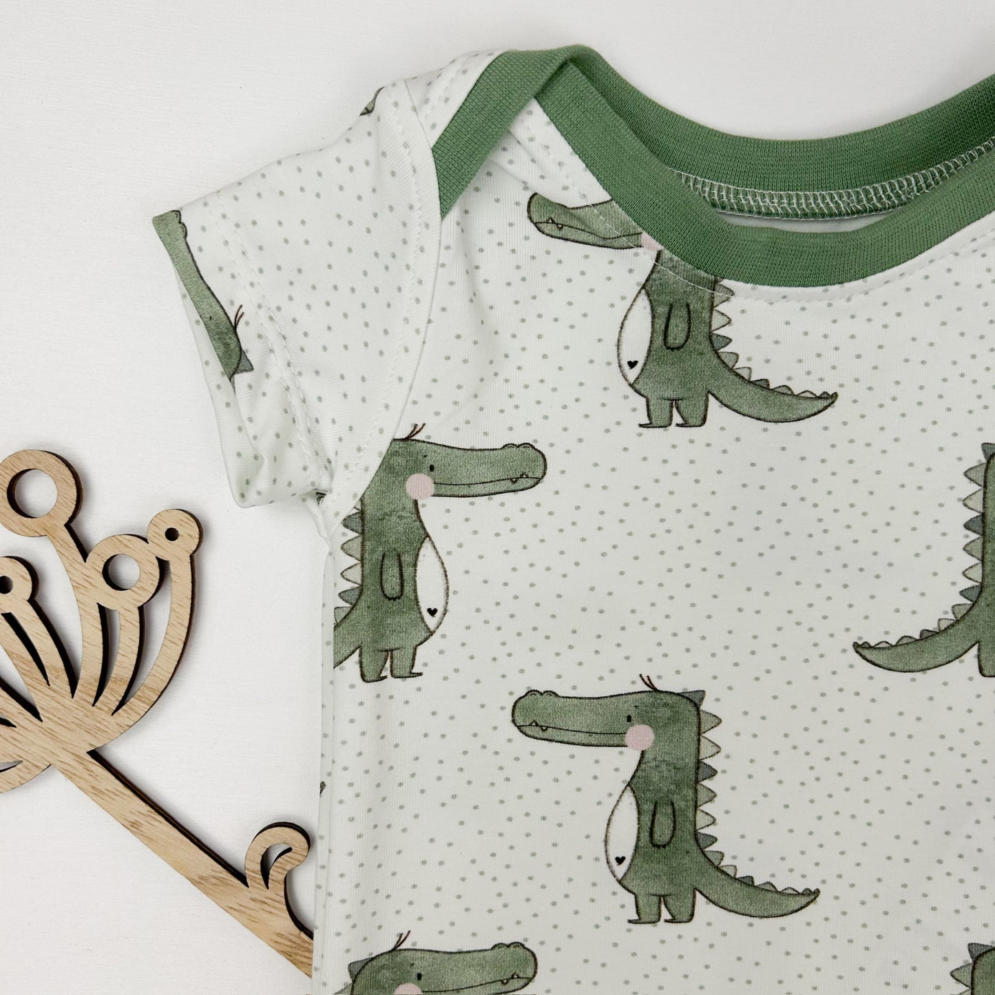 Kleiner Crocofreund – Babybody mit niedlichem Krokodil-Print