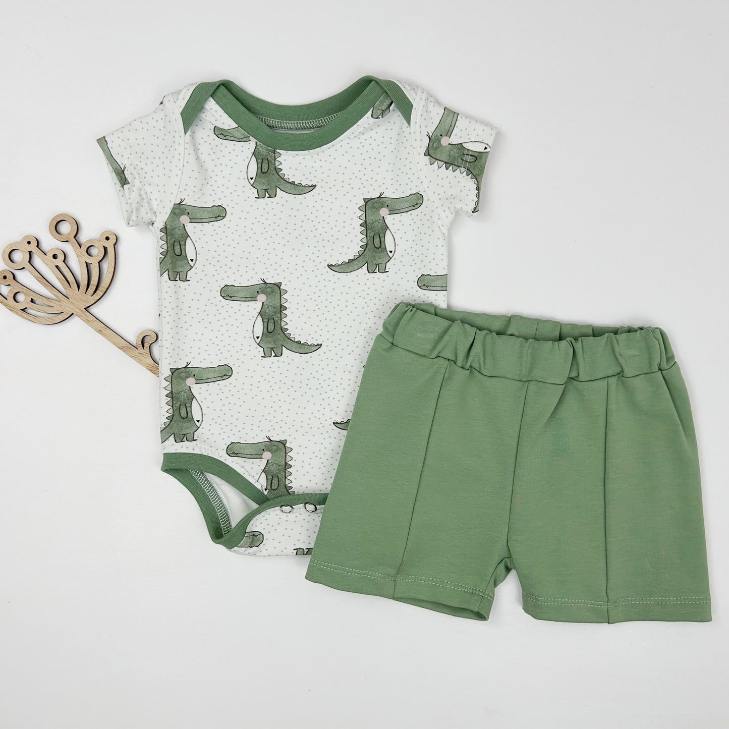 Kleiner Crocofreund – Babybody mit niedlichem Krokodil-Print