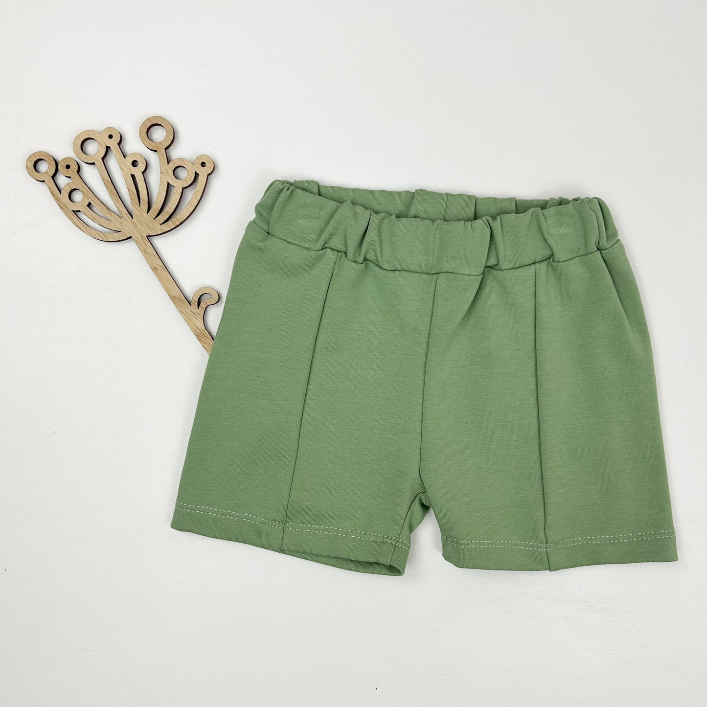 Wiesenzauber – Babyshorts in zartem Salbeigrün
