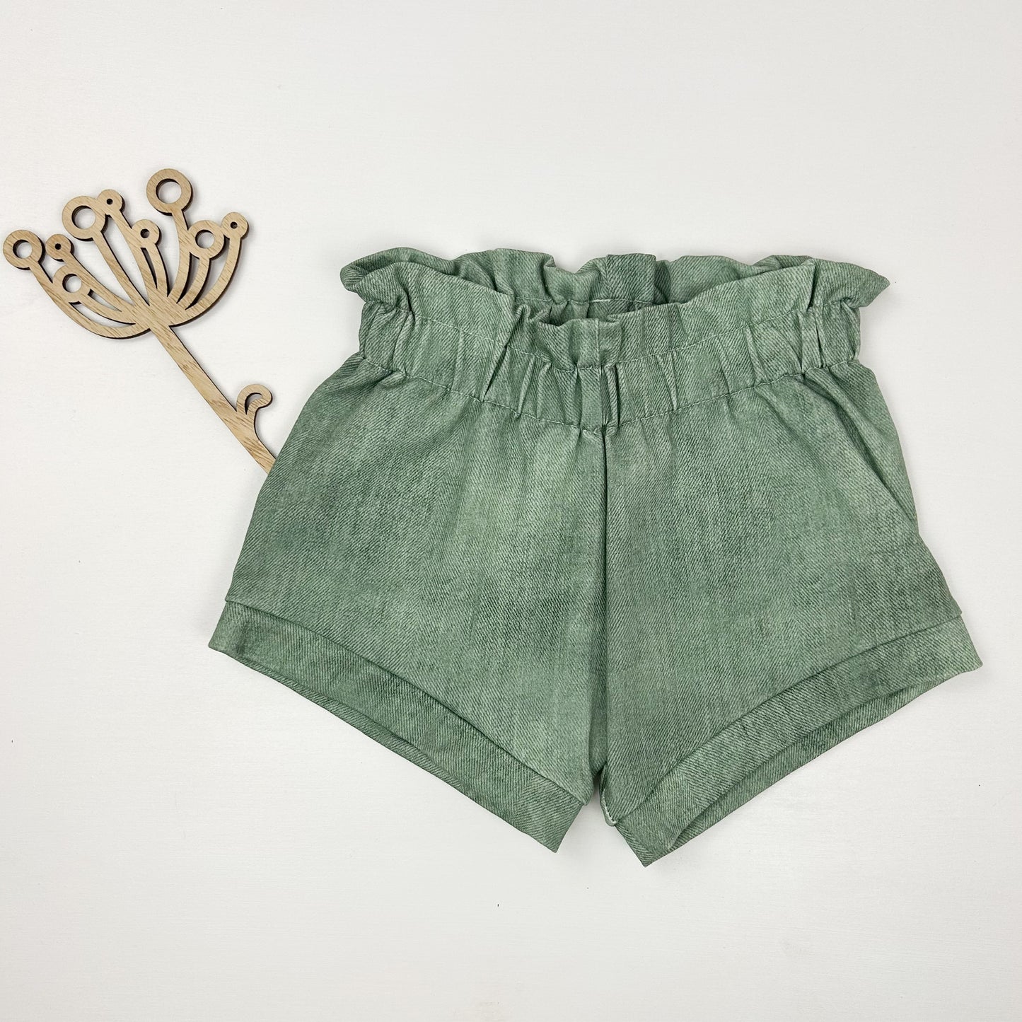 Wiesenzauber – Kinder-Shorts in zartem Salbeigrün