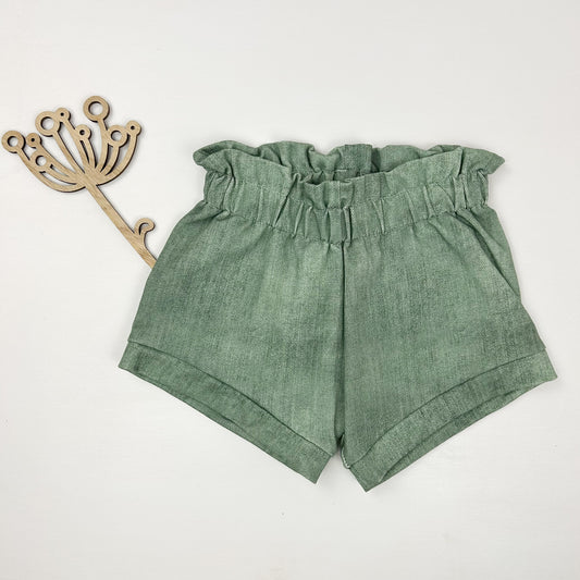 Wiesenzauber – Kinder-Shorts in zartem Salbeigrün