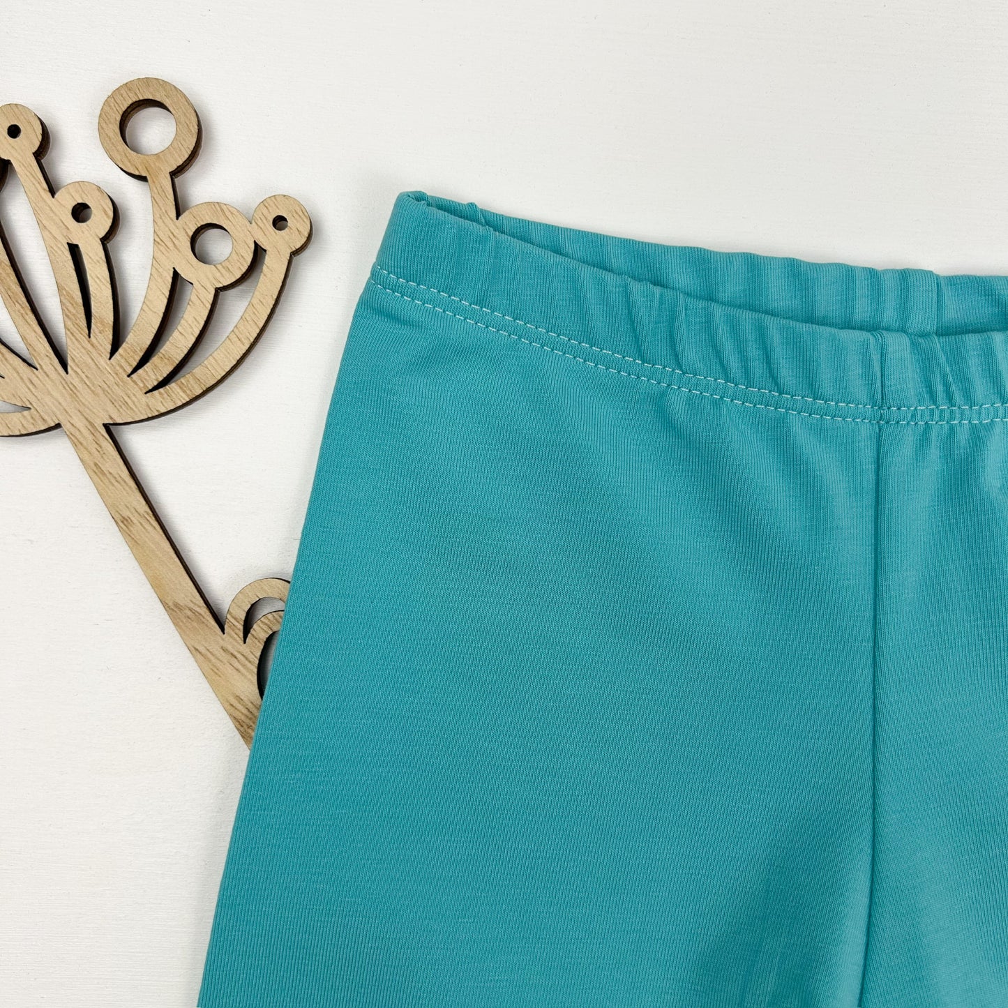 Meeresbrise – Radler-Shorts in strahlendem Türkis