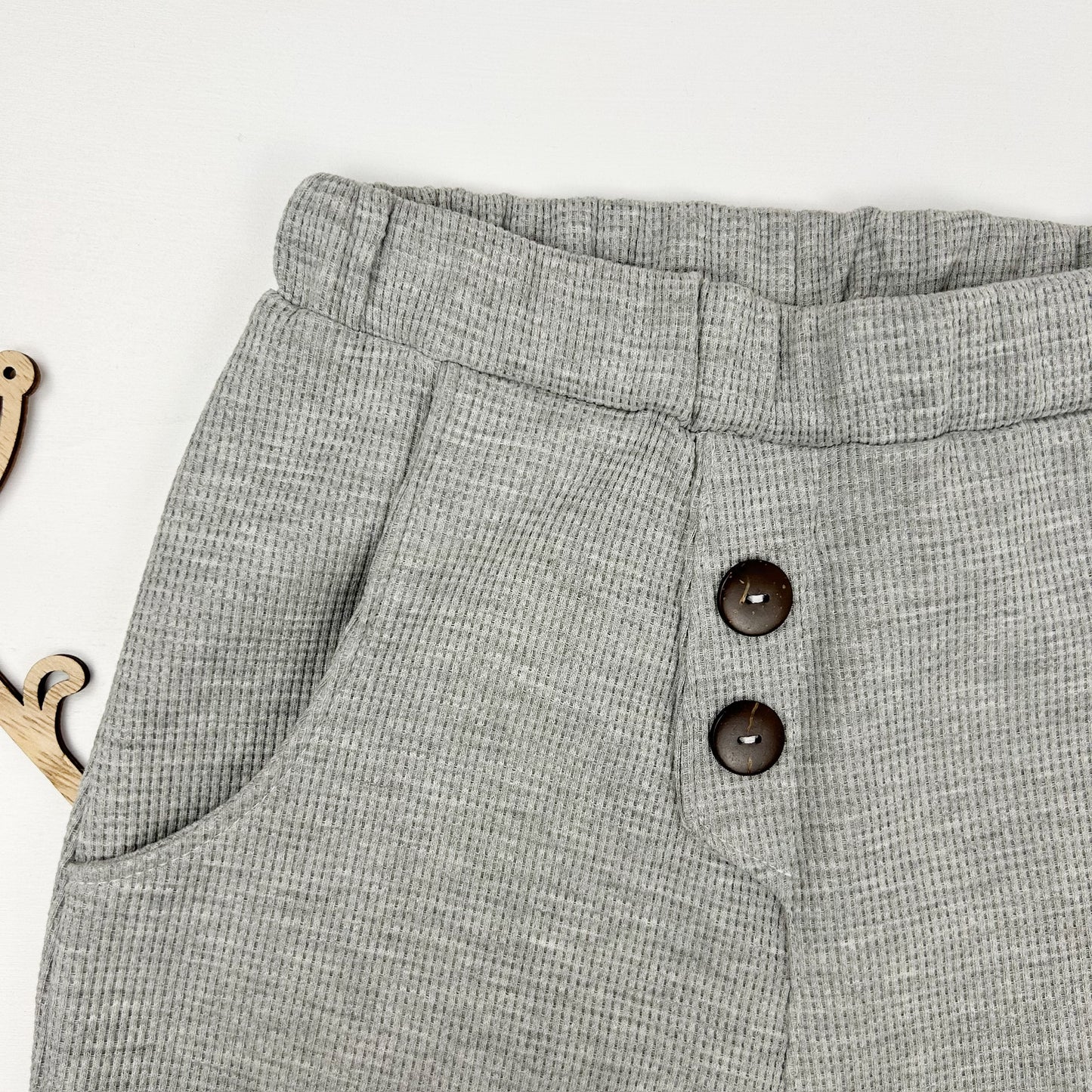 Naturbursche – Kinder-Shorts in hellem Grau