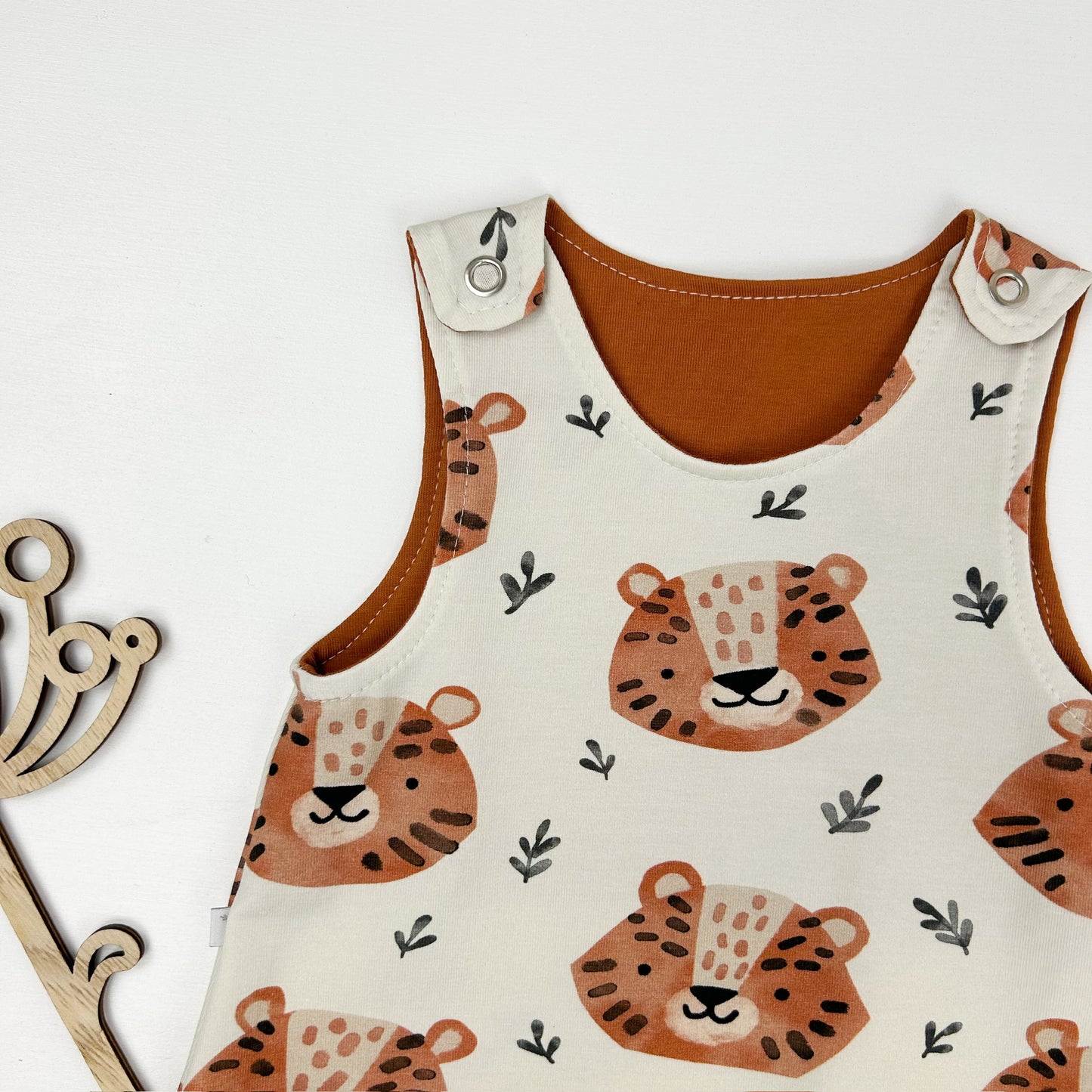 Kleiner Wildfang – Strampler mit Tiger-Print
