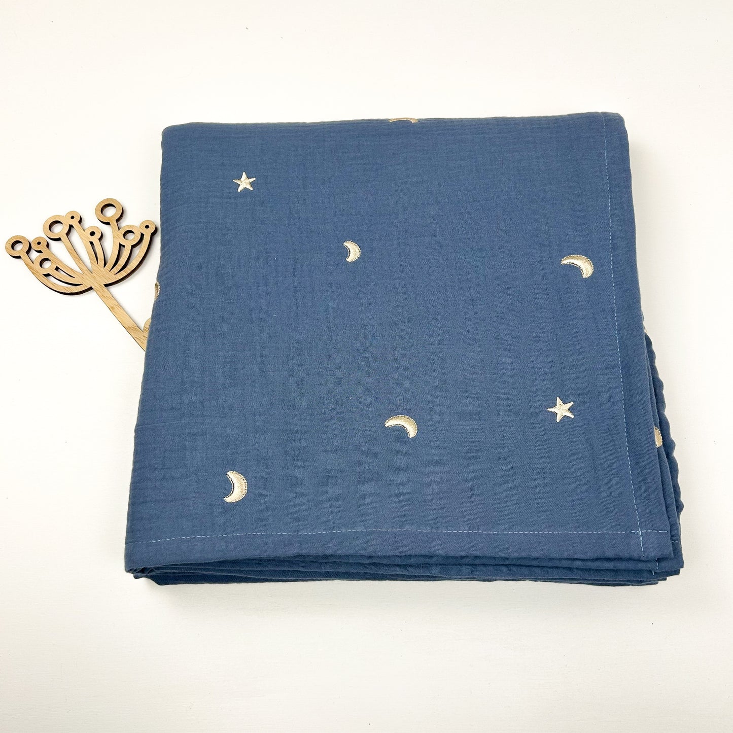 Mond & Sterne – Kuschelige Musselin-Decke in Jeansblau