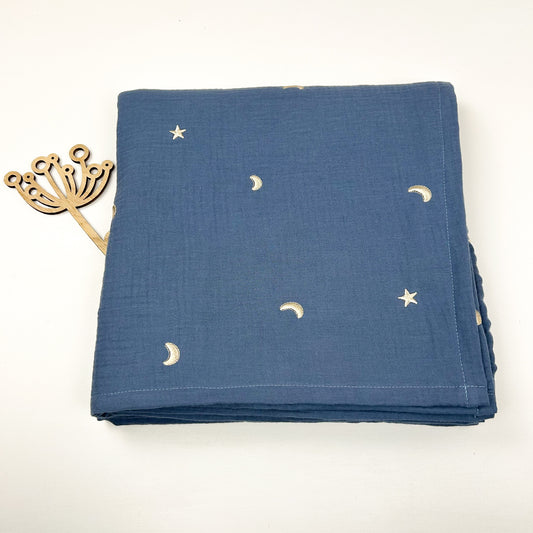 Mond & Sterne – Kuschelige Musselin-Decke in Jeansblau