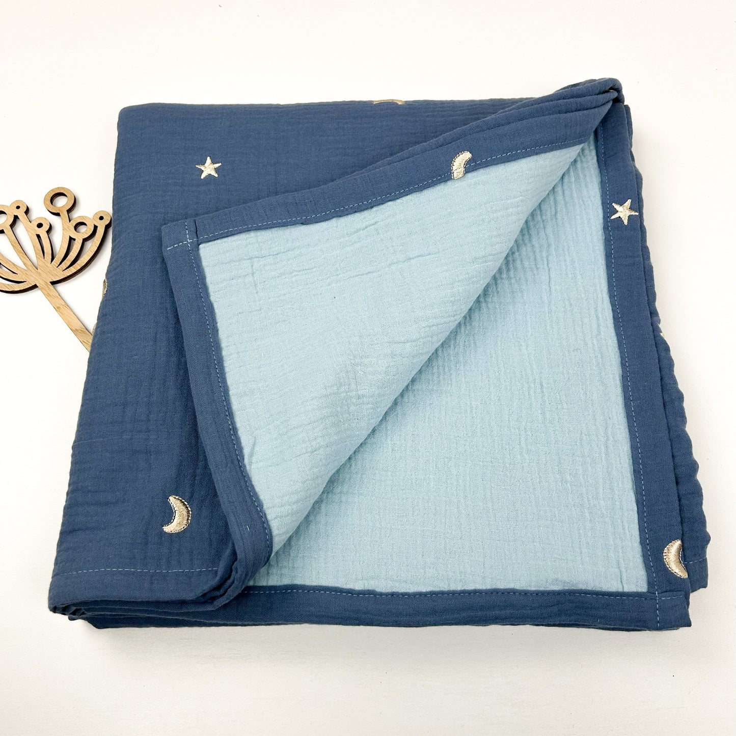 Mond & Sterne – Kuschelige Musselin-Decke in Jeansblau