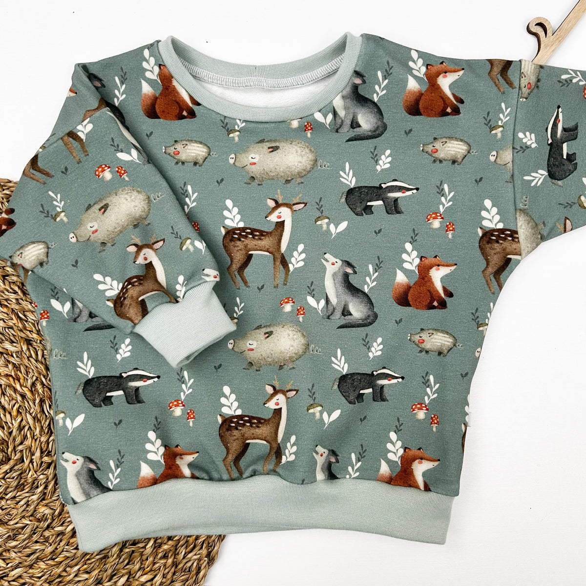 Kinder Oversize-Pullover aus Bio-Baumwolle mit Waldtieren – Salbeigrün