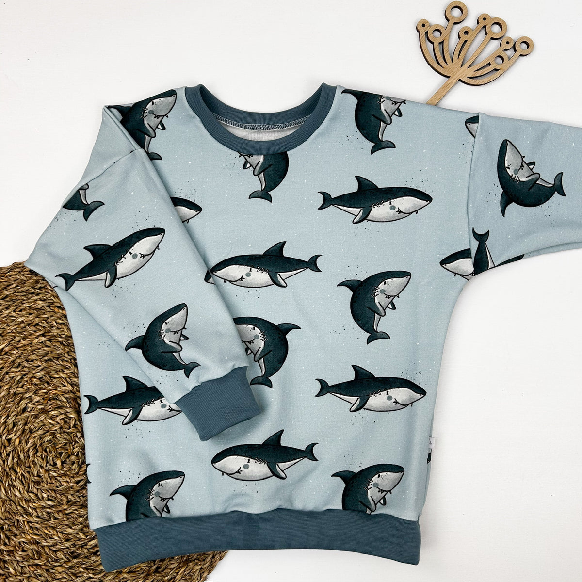 Kinder Oversize-Pullover aus Bio-Baumwolle mit Haiprint – Blau