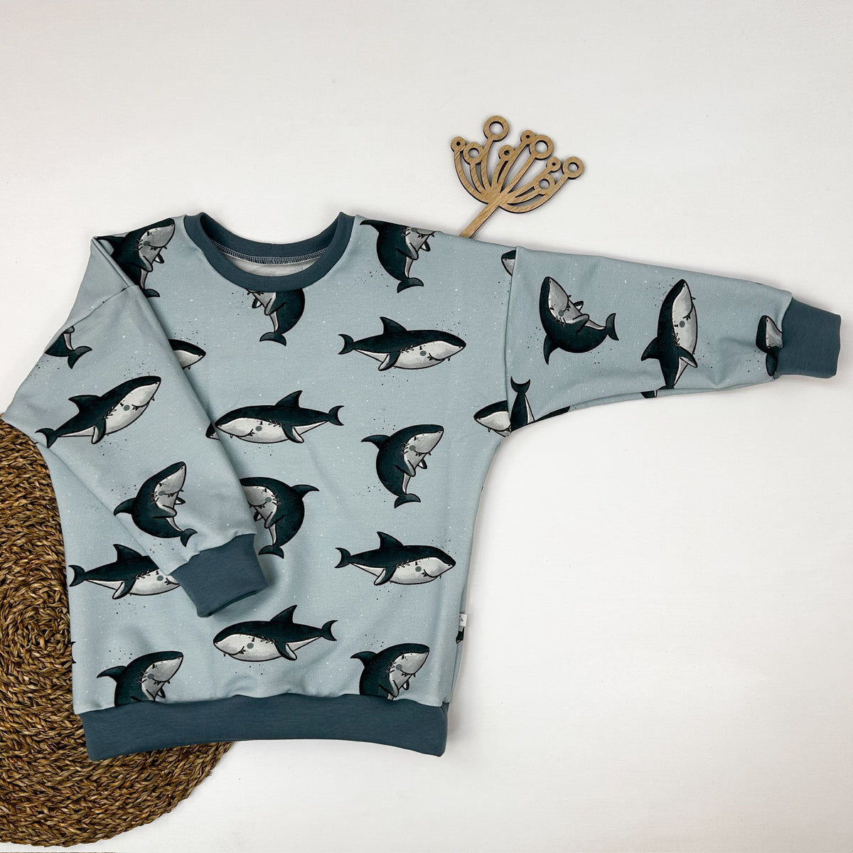 Kinder Oversize-Pullover aus Bio-Baumwolle mit Haiprint – Blau