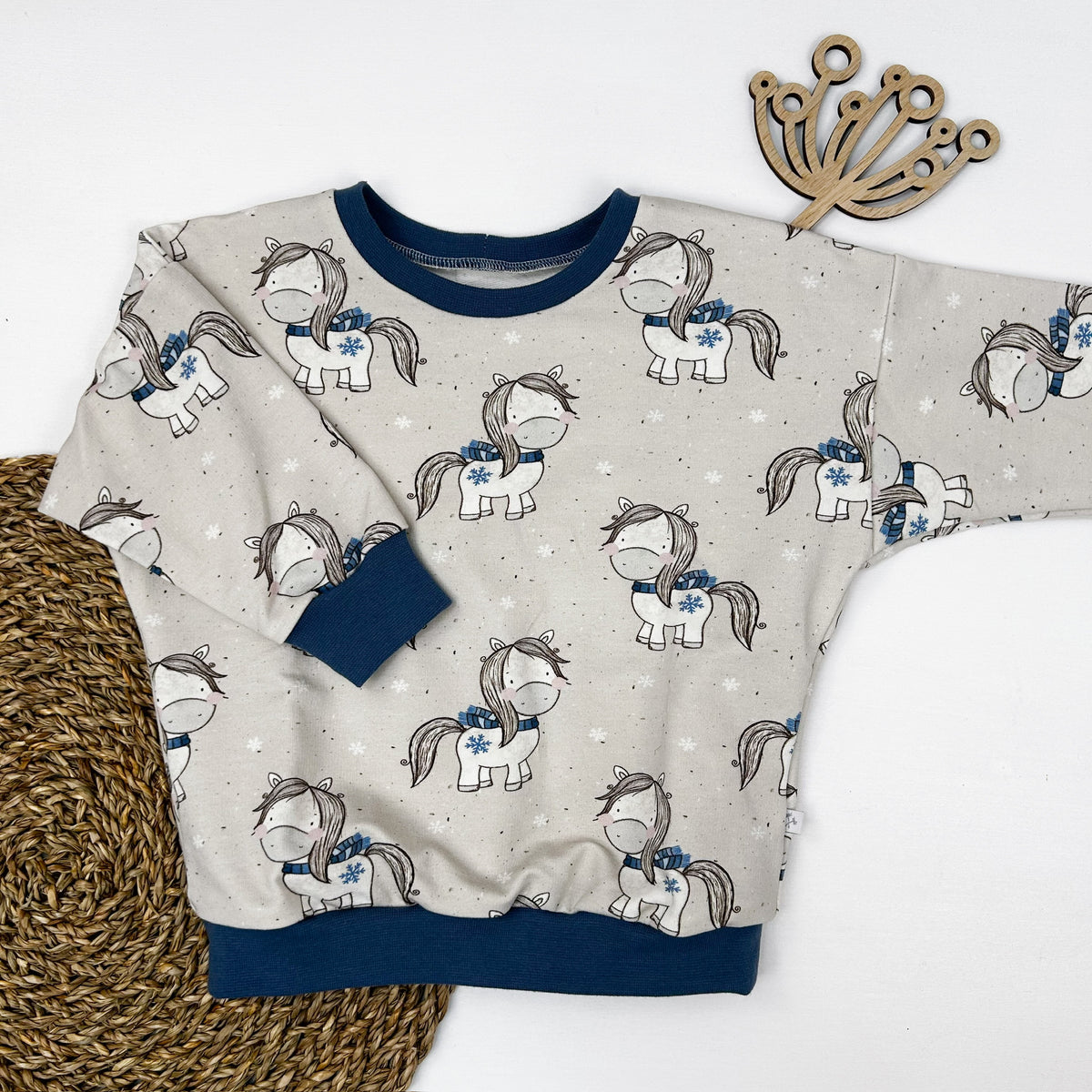 Kinder Oversize-Pullover aus Bio-Baumwolle mit Pferdeprint – Creme/Blau