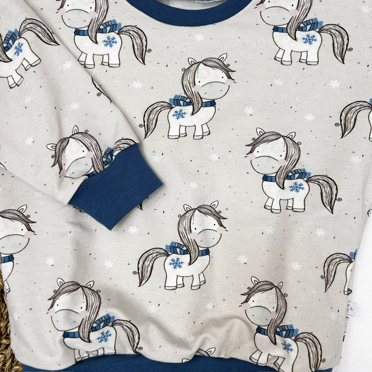 Kinder Oversize-Pullover aus Bio-Baumwolle mit Pferdeprint – Creme/Blau