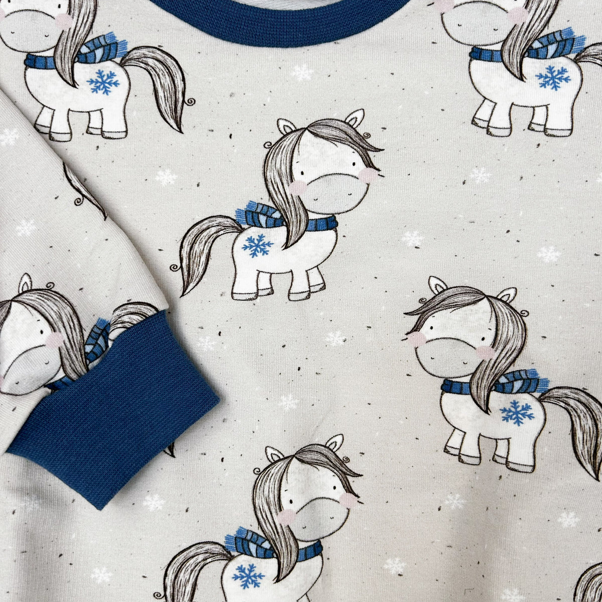 Kinder Oversize-Pullover aus Bio-Baumwolle mit Pferdeprint – Creme/Blau