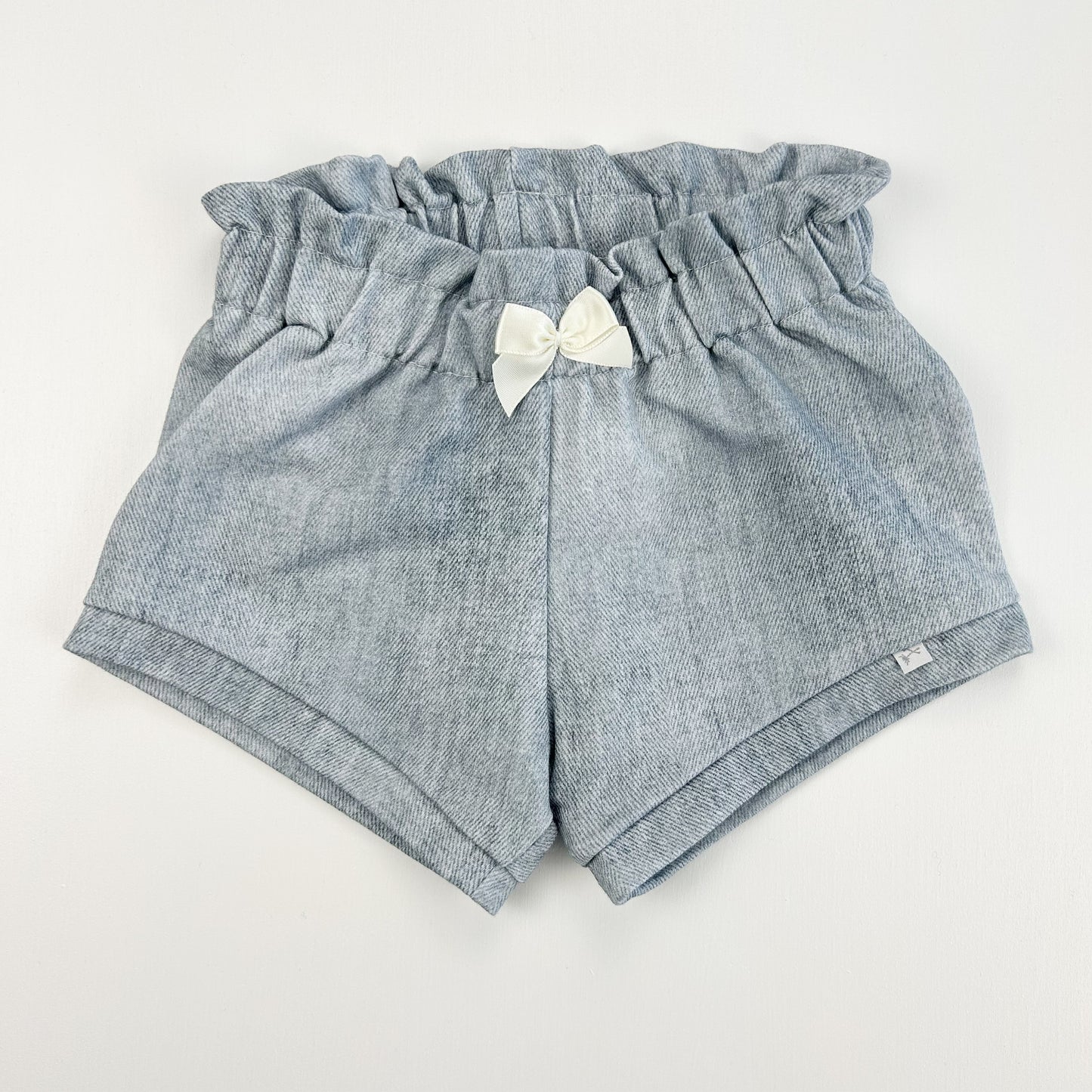 Wolkenzauber – Babyshorts mit Schleifen-Detail aus Bio-Baumwolle