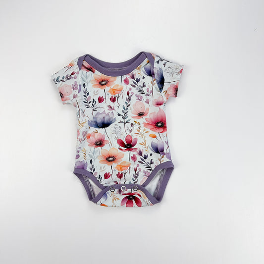 Blütenzauber – Babybody mit Aquarellblumen