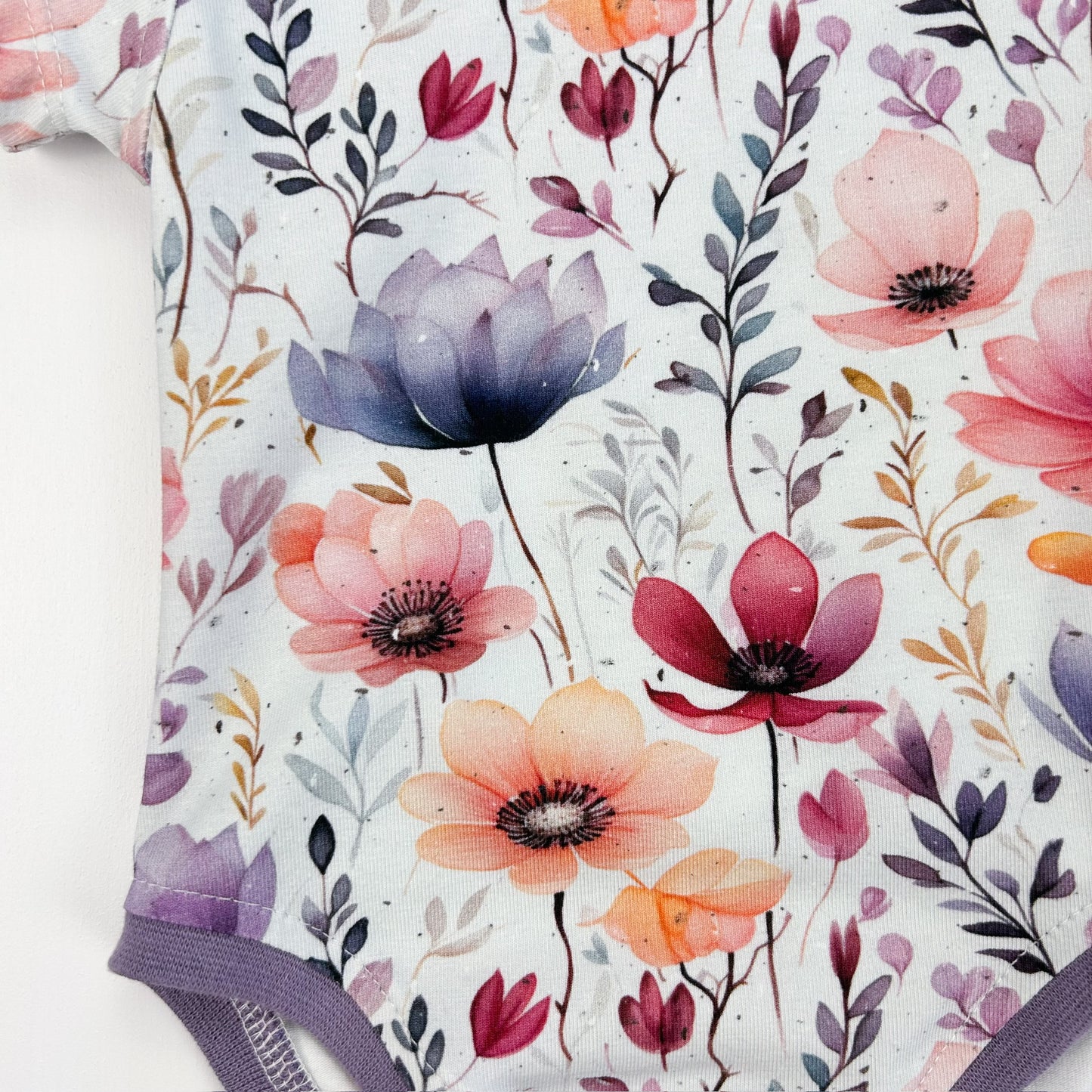 Blütenzauber – Babybody mit Aquarellblumen