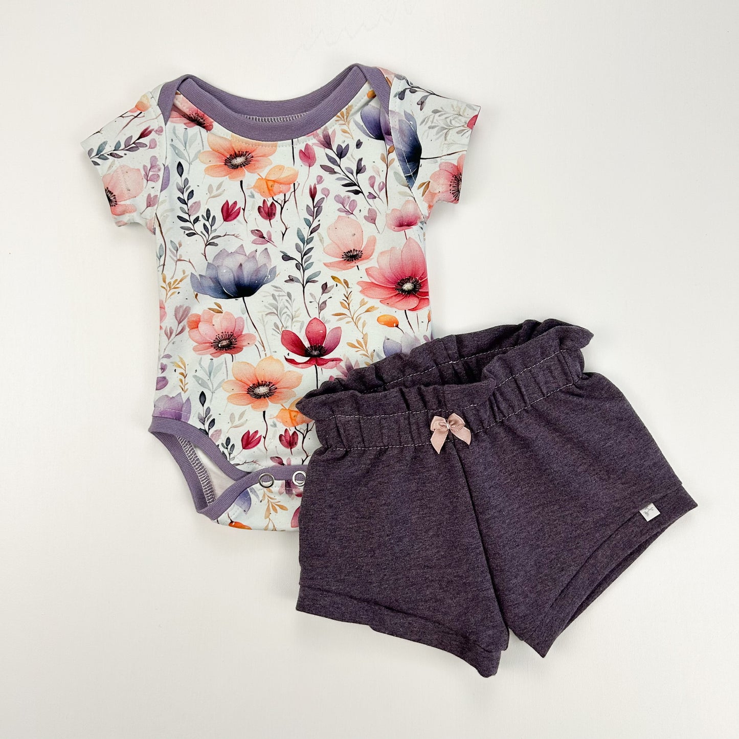 Blütenzauber – Babybody mit Aquarellblumen