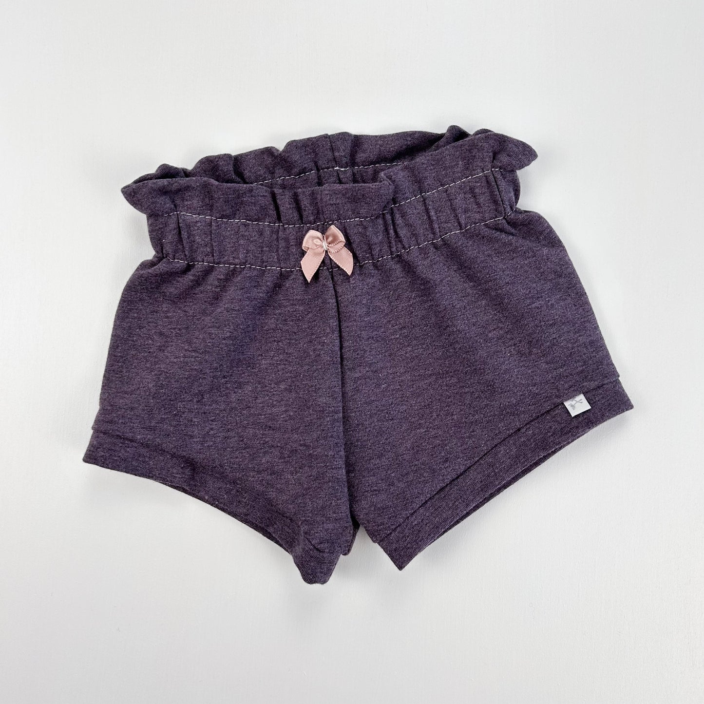 Pflaumenzauber – Babyshorts in zartem Beerenviolett