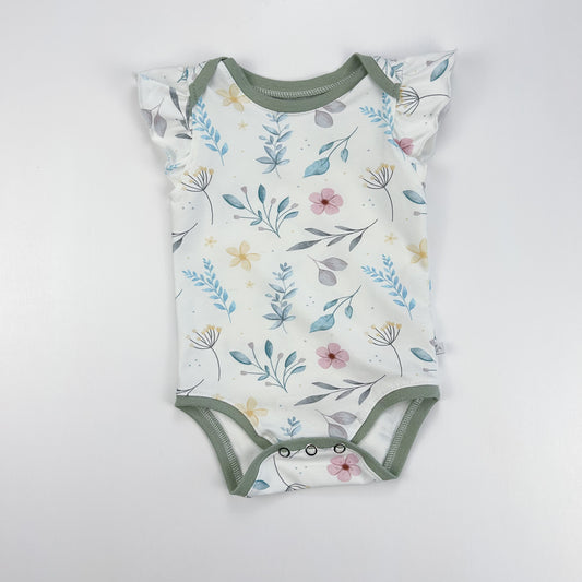 Frühlingszauber – Babybody mit zarten Blüten