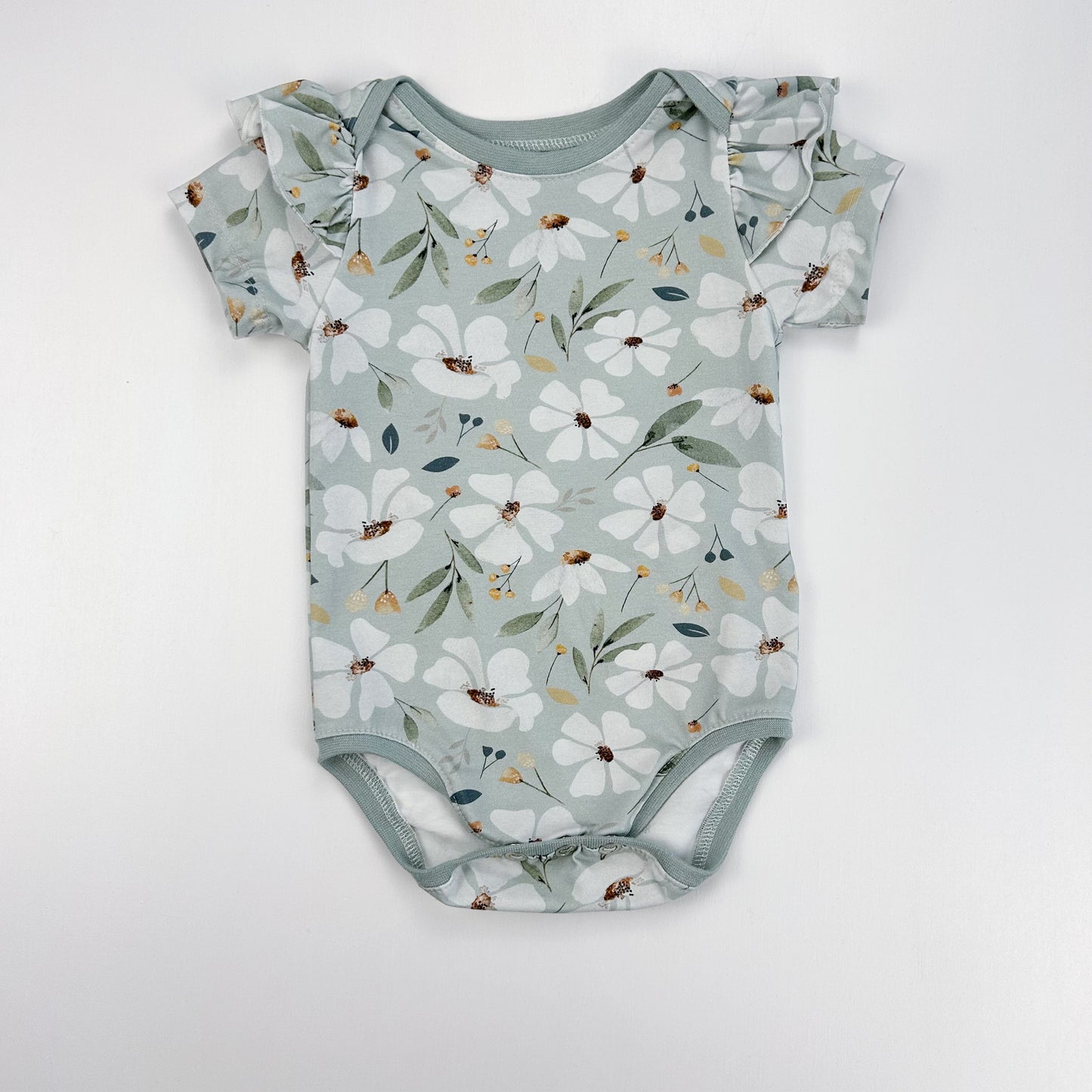 Blütenliebe – Babybody mit zartem Blumenprint & Rüschendetails