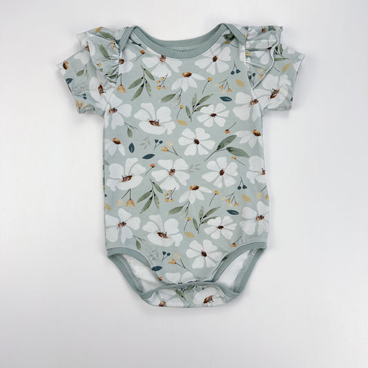 Blütenliebe – Babybody mit zartem Blumenprint & Rüschendetails