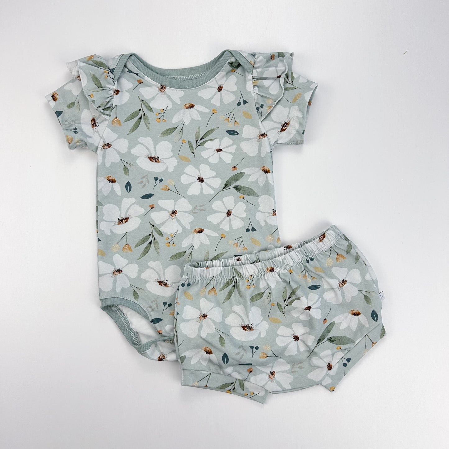 Blütenliebe – Babybody mit zartem Blumenprint & Rüschendetails