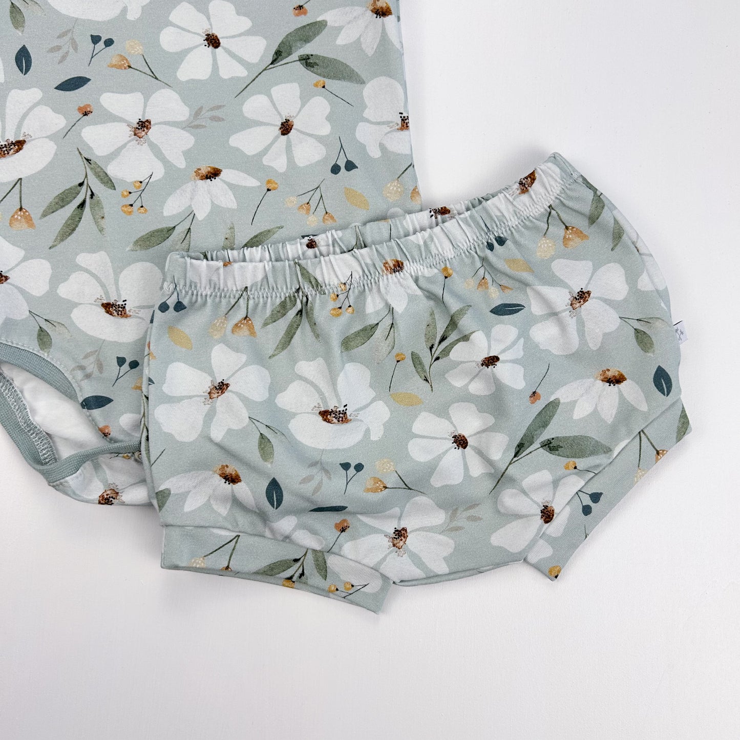 Blütenzauber – Babyshorts aus Bio-Baumwolle