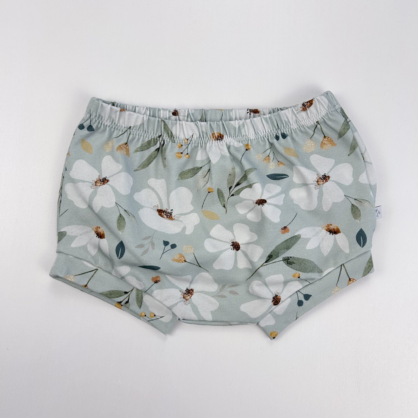 Blütenzauber – Babyshorts aus Bio-Baumwolle