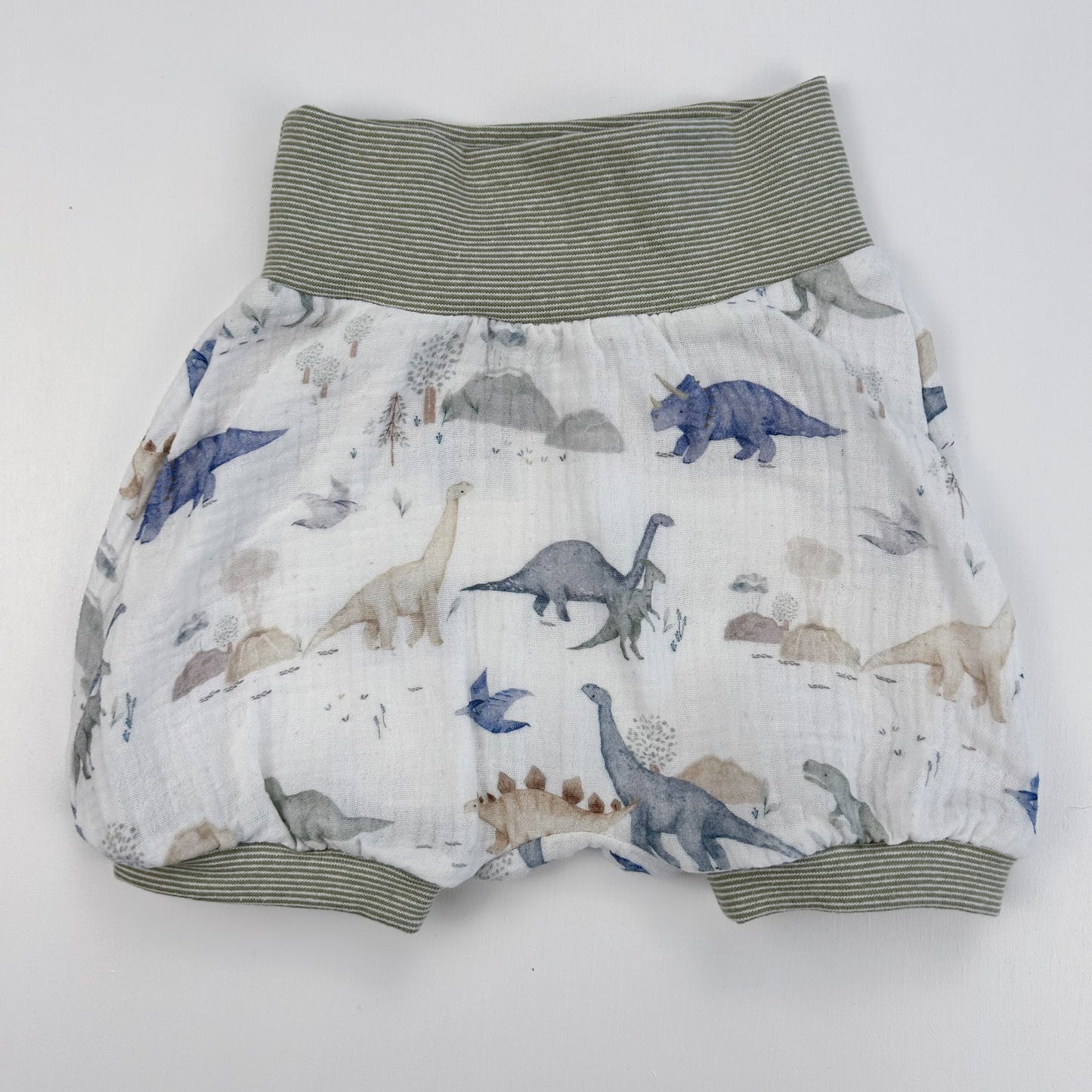 Dino-Abenteuer – Luftige Musselin Shorts mit Dinosauriern
