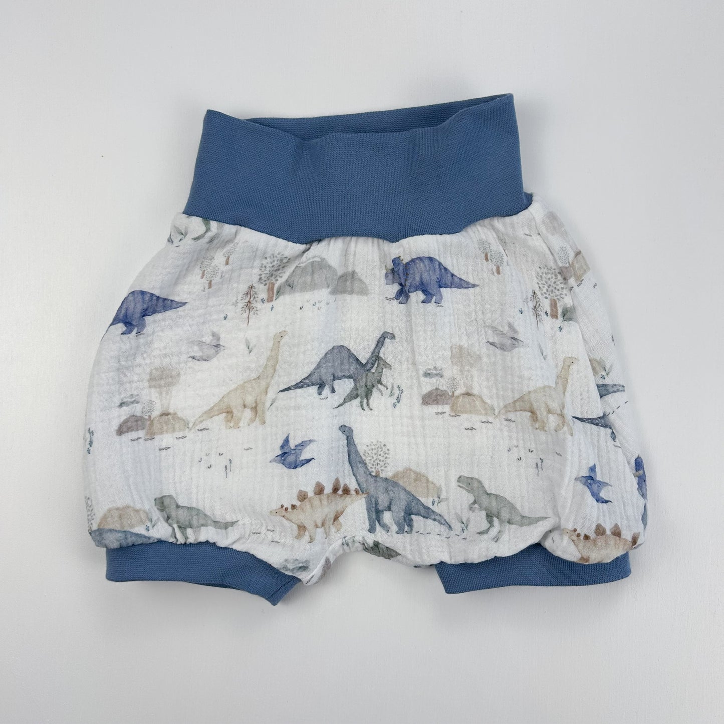 Dino-Welt – Luftige Musselin Shorts mit Dinosauriern