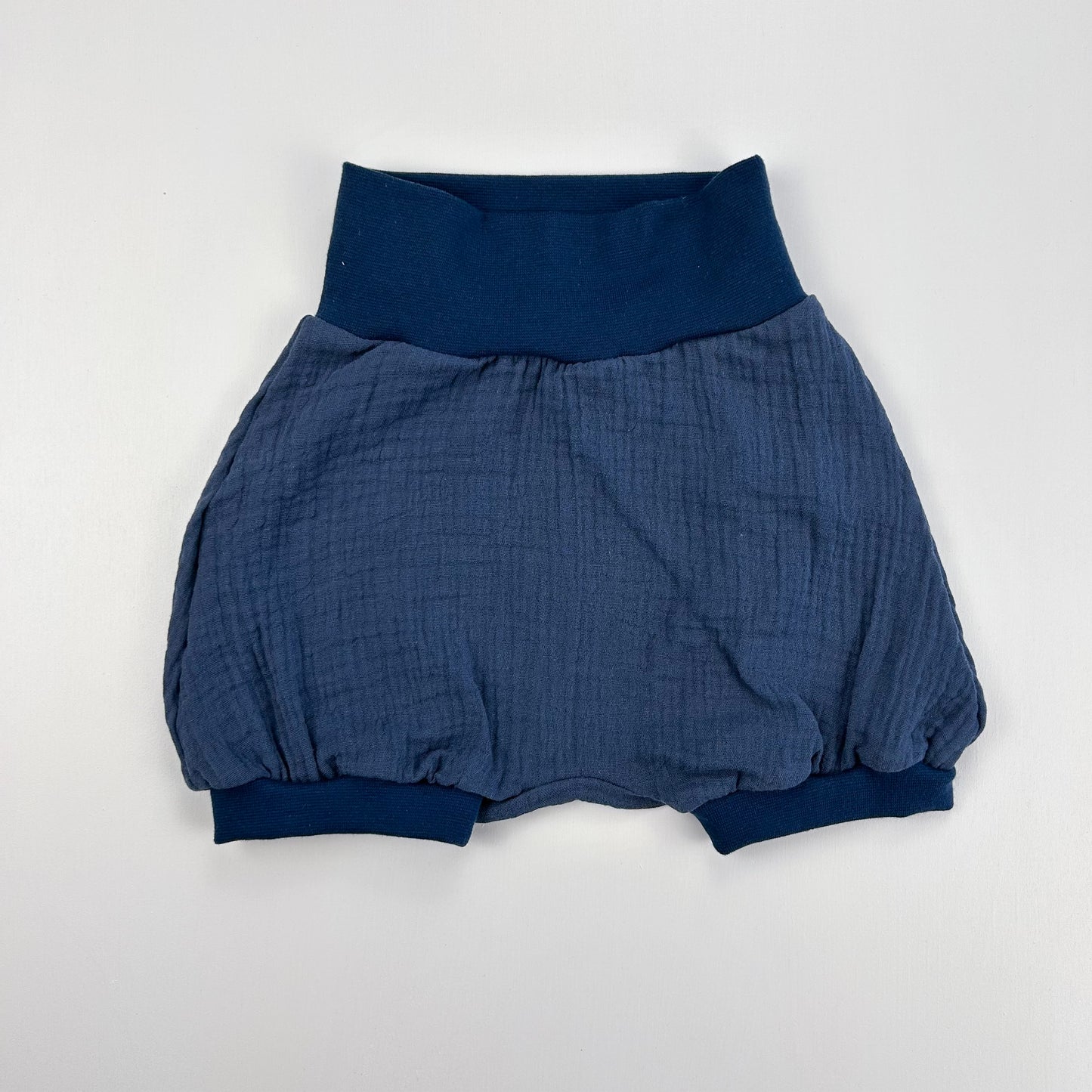 Meereszauber – Luftige Shorts in Nachtblau