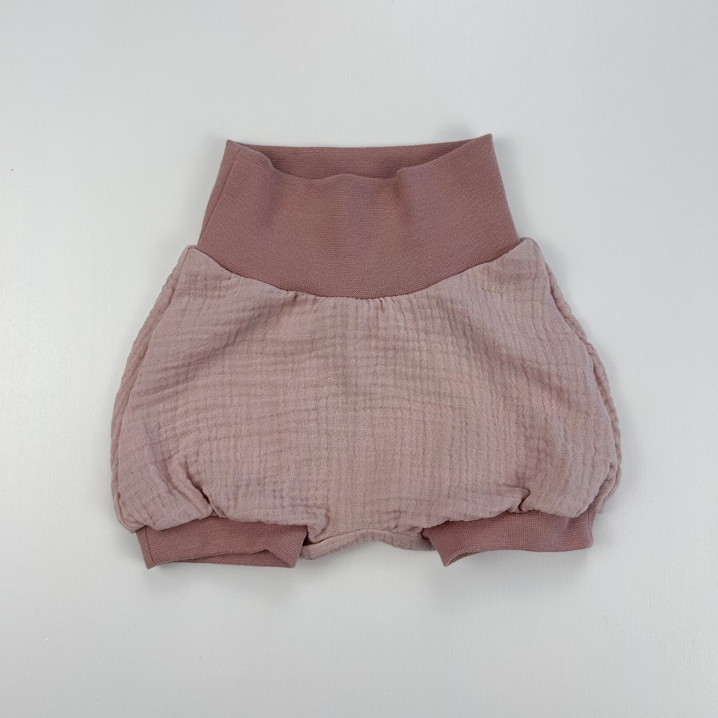 Rosenwolke – Luftige Musselin Babyshorts in Altrosa