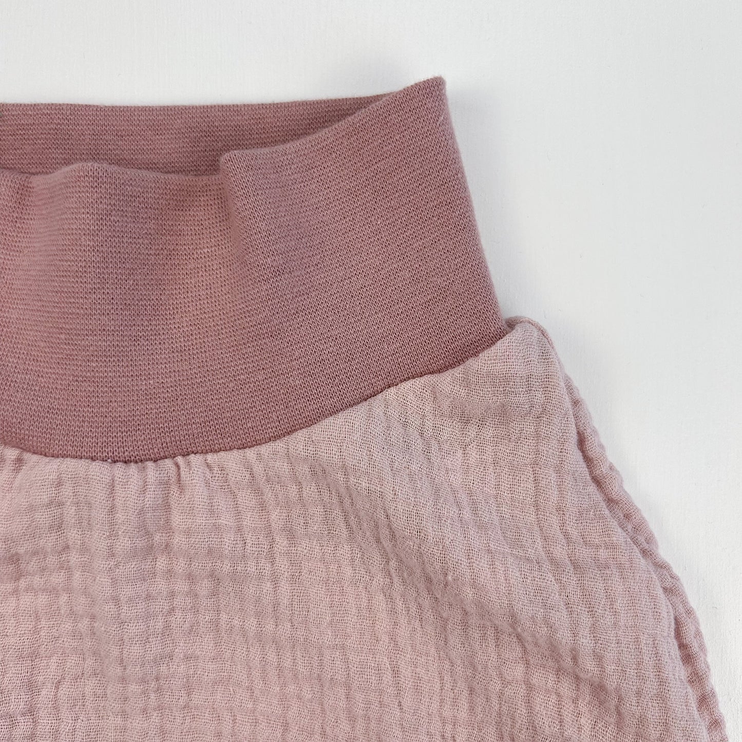 Rosenwolke – Luftige Musselin Babyshorts in Altrosa