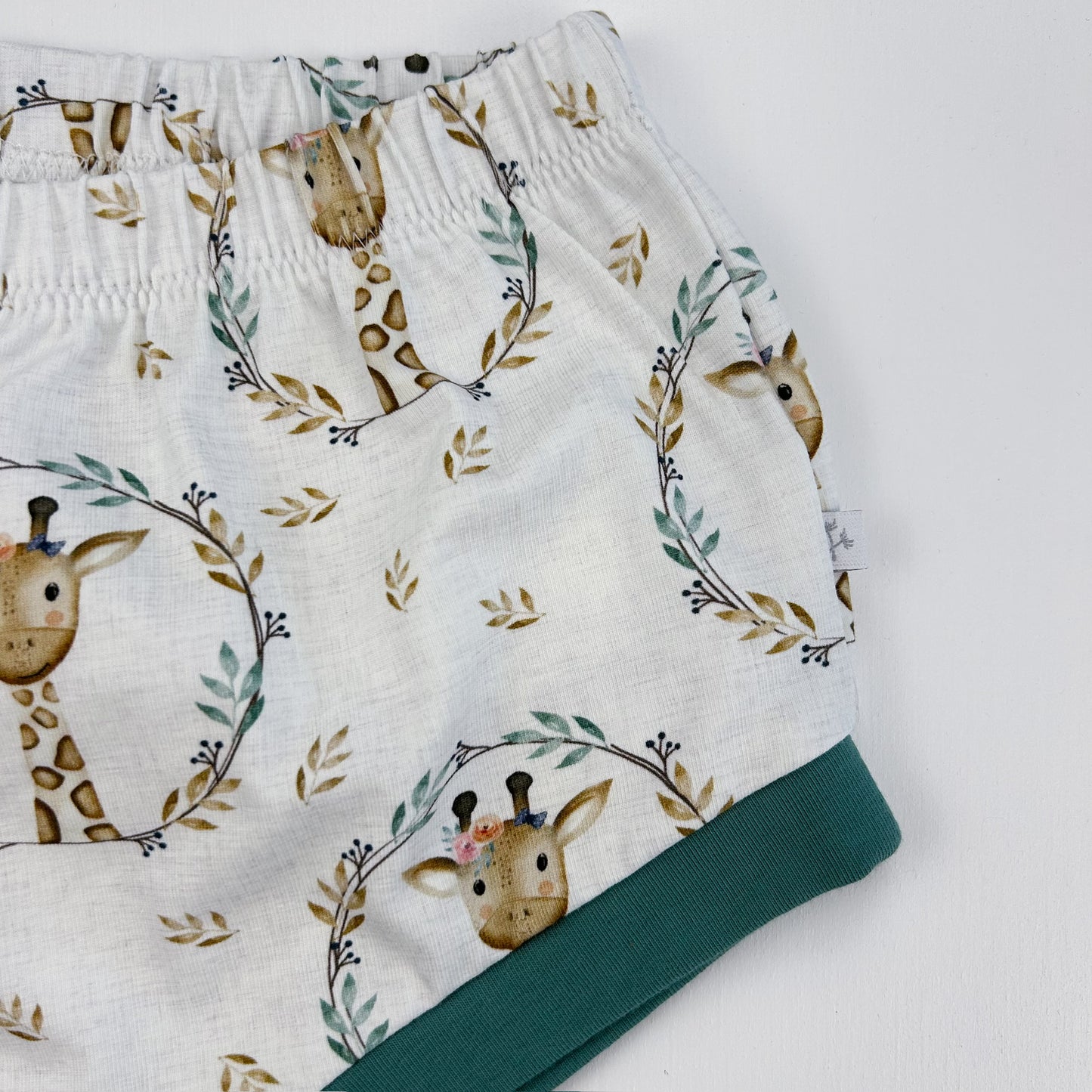 Kleine Giraffenfreunde – Babyshorts aus Bio-Baumwolle