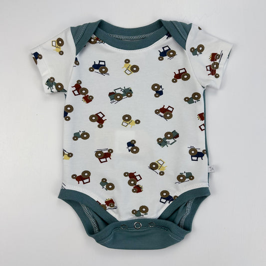 Kleiner Treckerfreund – Babybody mit verspieltem Traktor-Print