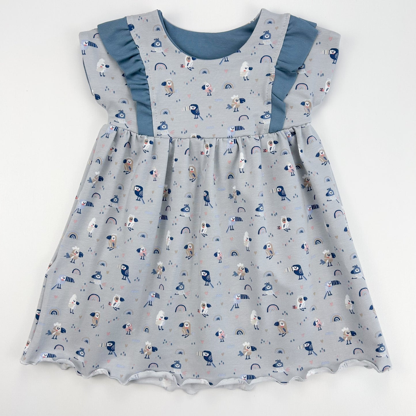 Regenbogenzauber – Kinderkleid mit verspieltem Vogelprint