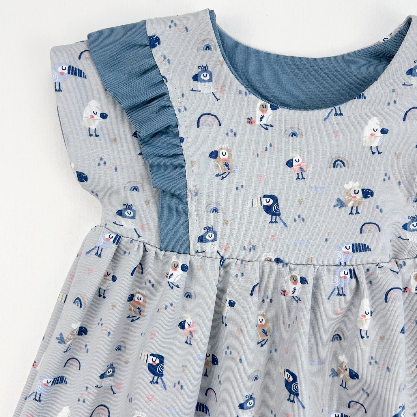 Regenbogenzauber – Kinderkleid mit verspieltem Vogelprint