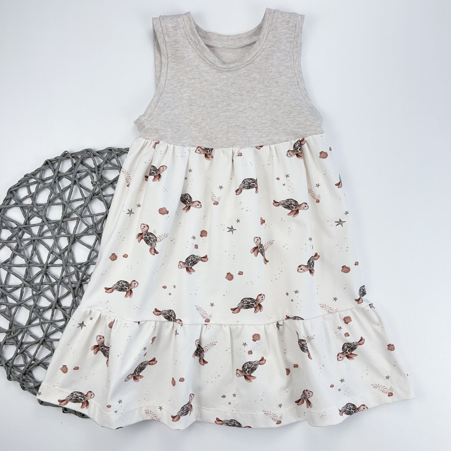 Meeresliebe – Sommerkleid mit zartem Schildkrötenprint