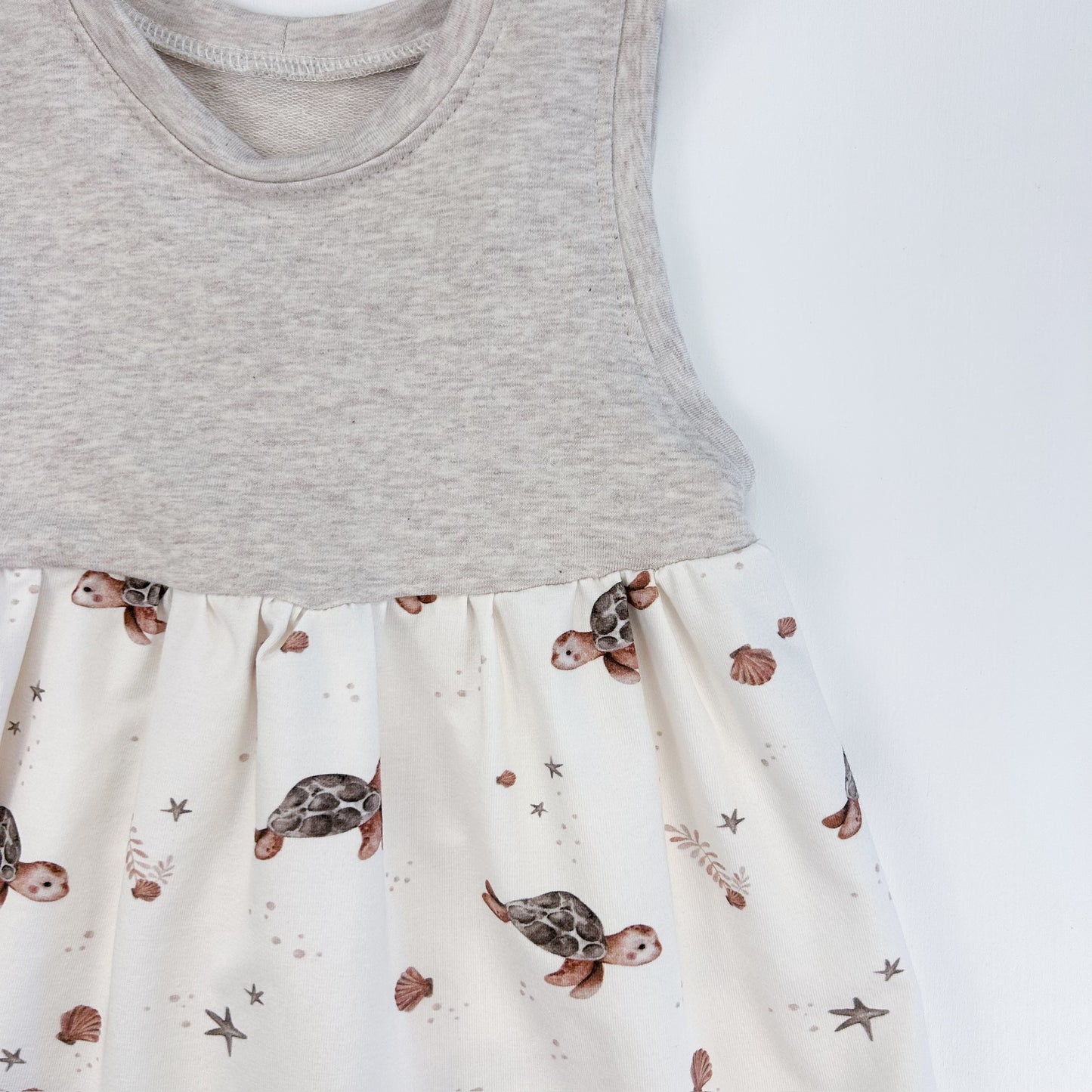 Meeresliebe – Sommerkleid mit zartem Schildkrötenprint