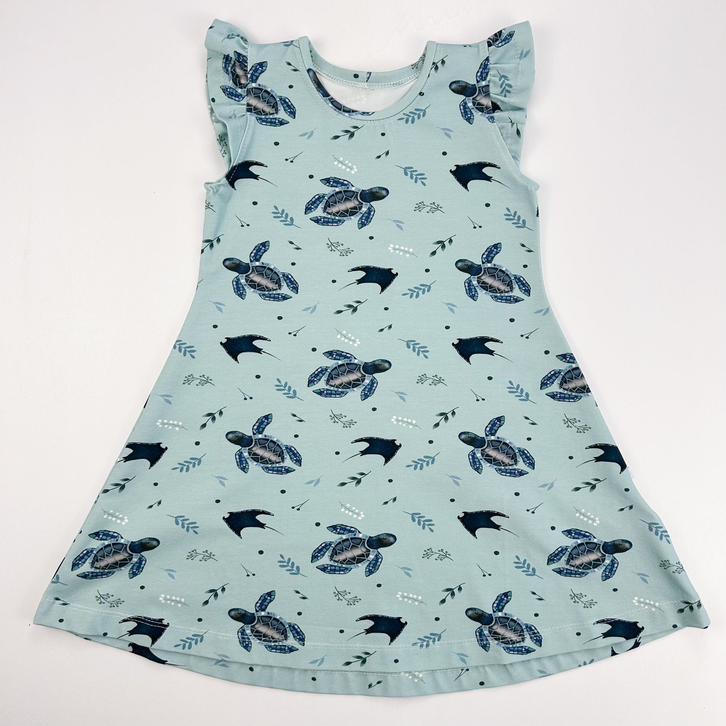 Meereszauber – Sommerkleid mit Schildkrötenprint & Rüschendetails