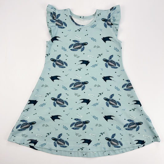 Meereszauber – Sommerkleid mit Schildkrötenprint & Rüschendetails