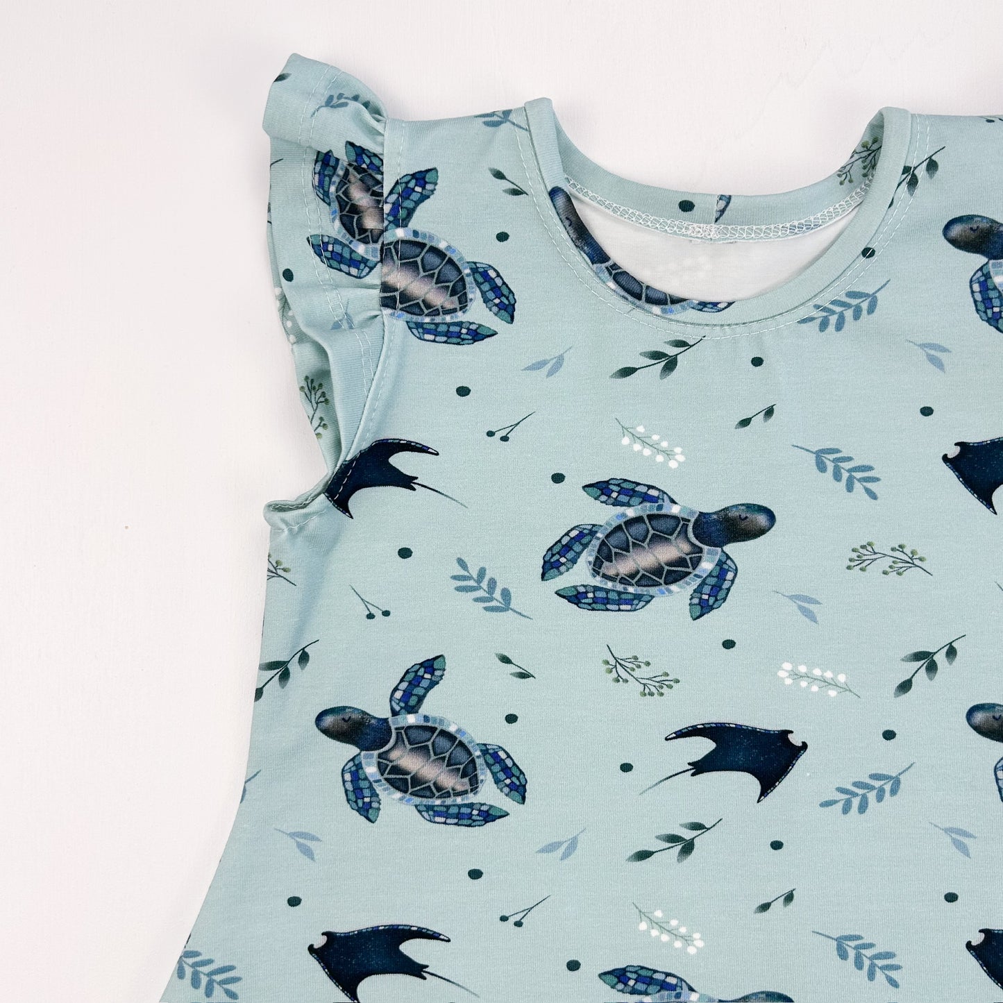 Meereszauber – Sommerkleid mit Schildkrötenprint & Rüschendetails